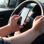 Nova iniciativa do governo gaúcho usa emojis e linguagem moderna para alertar os viventes de Alegrete e de todo Rio Grande sobre os perigos da mão no smartphone enquanto se troteia pelas estradas