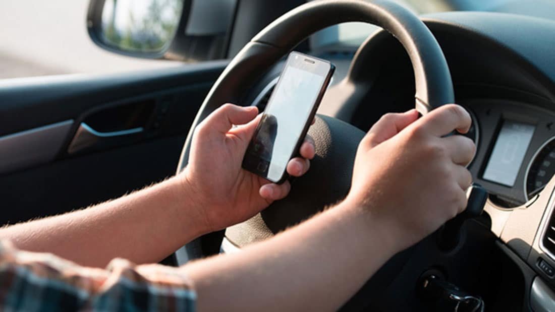 Nova iniciativa do governo gaúcho usa emojis e linguagem moderna para alertar os viventes de Alegrete e de todo Rio Grande sobre os perigos da mão no smartphone enquanto se troteia pelas estradas