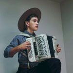 Nas mãos desse jovem campeiro, a gaita virou remédio pra alma enquanto a família enfrentava uma dura batalha nos campos da saúde