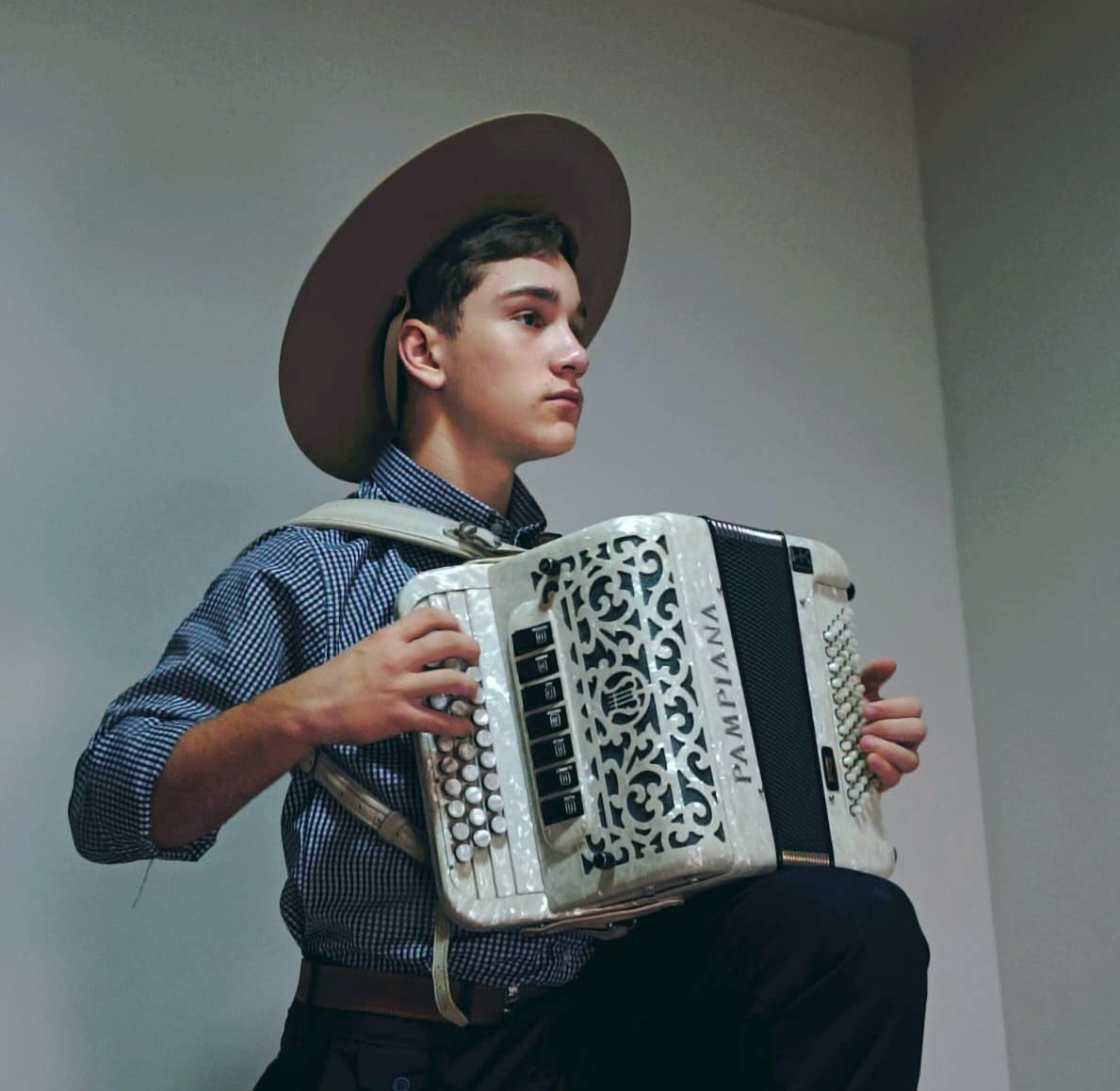 Nas mãos desse jovem campeiro, a gaita virou remédio pra alma enquanto a família enfrentava uma dura batalha nos campos da saúde