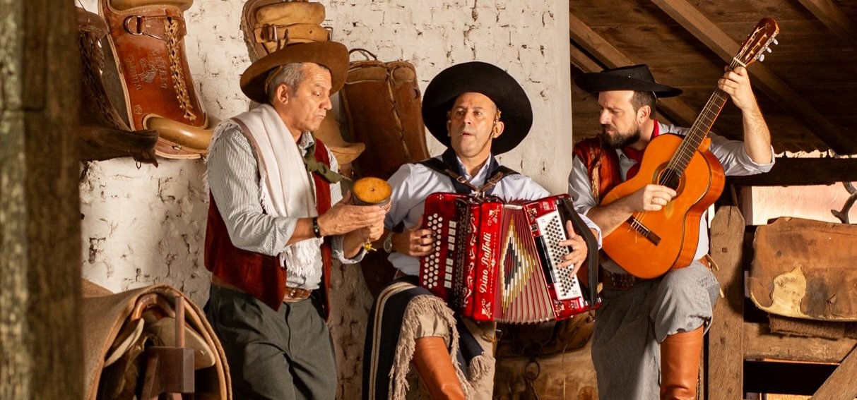 Grupo alegretense lança clipe inspirado num cavalo bagual de venta rasgada que virou musa campeira em pleno Mês Farroupilha