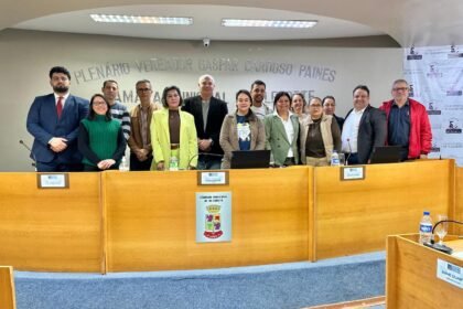 Lá pros lados da Casa do Povo, a gurizada da RAE mostrou que, quando o assunto é proteção dos pequenos, ninguém fica de vaqueano na fronteira de Alegrete