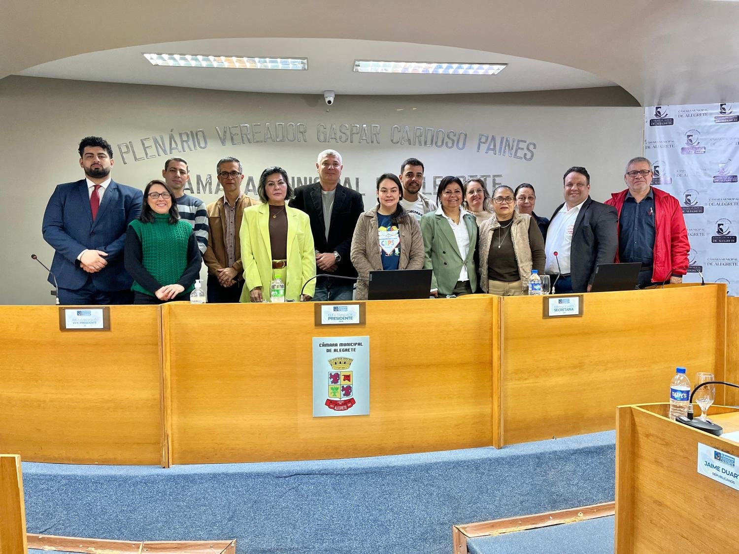 Lá pros lados da Casa do Povo, a gurizada da RAE mostrou que, quando o assunto é proteção dos pequenos, ninguém fica de vaqueano na fronteira de Alegrete