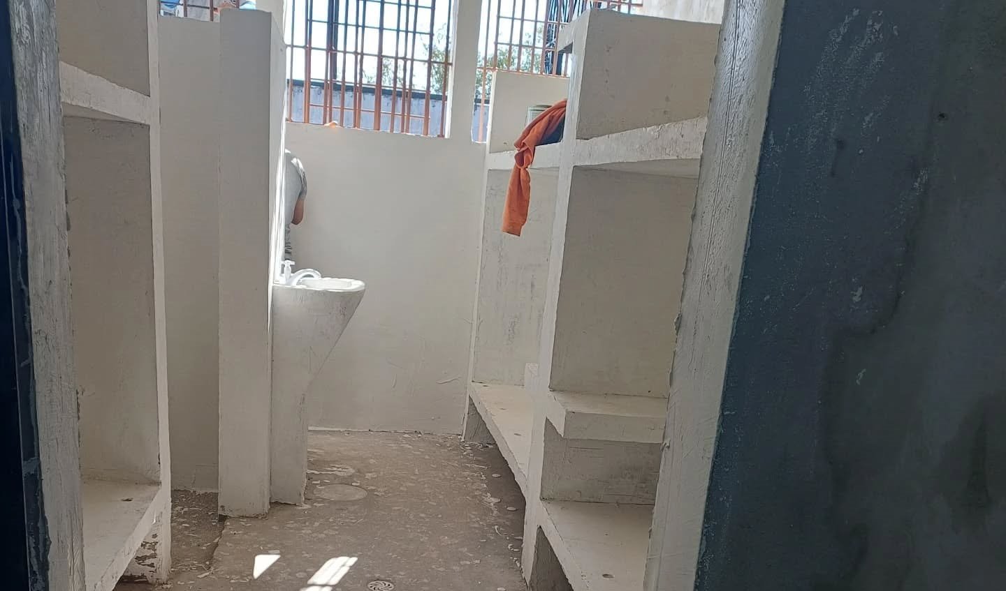 Obras que chegam a mais de um milhão de reais estão quase prontas, mas nem de perto resolvem o problema dos viventes que seguem amontoados como gado em mangueira pequena