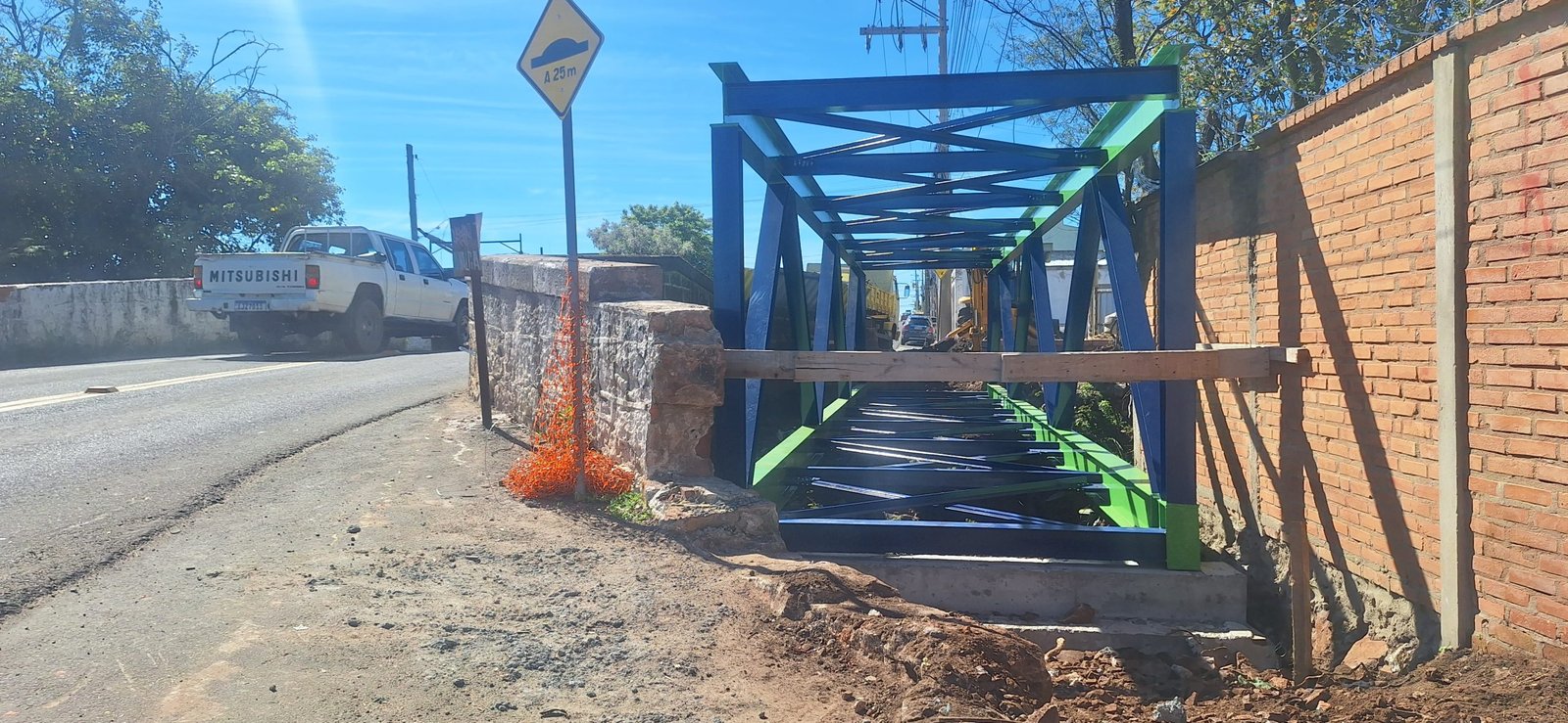 Buenas notícias pra quem caminha pela Daltro Filho! Depois de anos arriscando o couro na travessia estreita, alegretenses finalmente ganham passagem segura na entrada da Zona Oeste