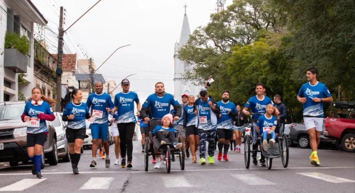 Da querência do Baita Chão para Santa Catarina, gurizada alegretense leva a bandeira do Rio Grande em evento com mais de 2 mil corredores e 250 cadeirantes de todo Brasil