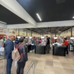Nas terras do Baita Chão, um novo galpão de compras abre as porteiras e já tá lotado de viventes procurando economia de verdade