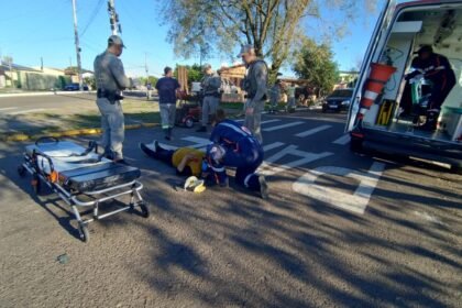 Ocorrência movimentou o centro de Alegrete quando veículo empinou como potro xucro, deixando condutora no chão com ferimentos na cabeça