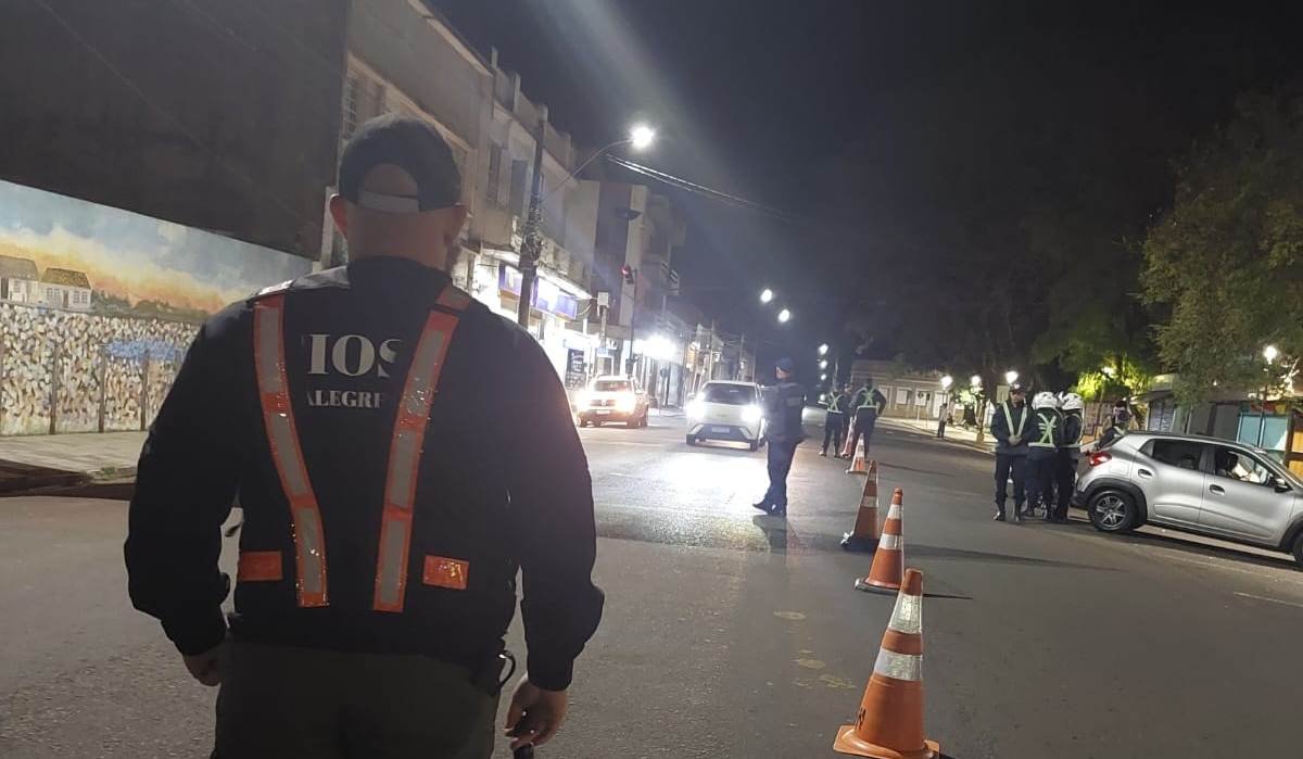 Na querência alegretense, autoridades saíram à caça de quem resolveu campear nas ruas depois de erguer o copo - uma lição de respeito ao trânsito do nosso pago