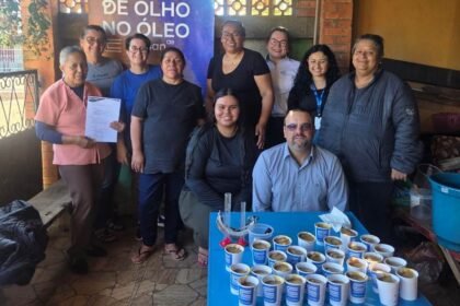 No coração do bairro Rui Ramos, em nossa querência alegretense, viventes aprendem a transformar gordura velha em produto que limpa e ainda cuida do nosso pago