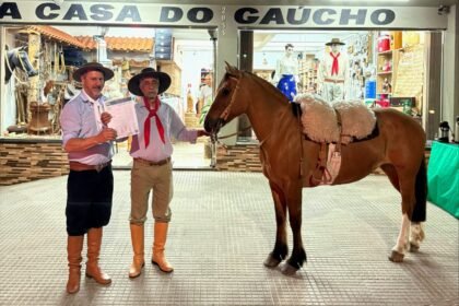 No coração de Alegrete, véspera de Farroupilha vira palco de festejo onde pilchas e encilhas celebram mais de três décadas vestindo gauchos de todas as querências