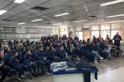 Numa tarde de buenas novas, o Centro Administrativo virou palco dum marco histórico pro nosso pago: a entrega dos primeiros kits escolares pra toda a piazada da rede municipal