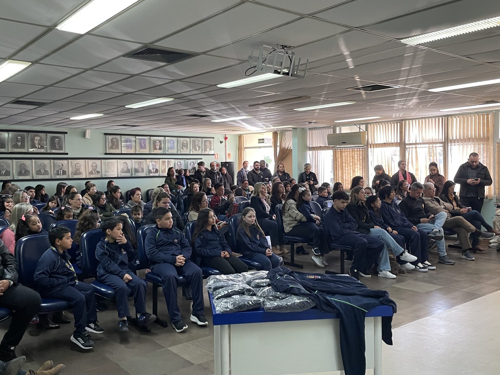 Numa tarde de buenas novas, o Centro Administrativo virou palco dum marco histórico pro nosso pago: a entrega dos primeiros kits escolares pra toda a piazada da rede municipal