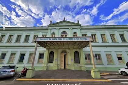 Numa peleia mais complicada que laço em dia de ventania, 28 doutores dizem 'não' aos atrasos nos pagamentos e ameaçam deixar o único hospital da querência gabrielense