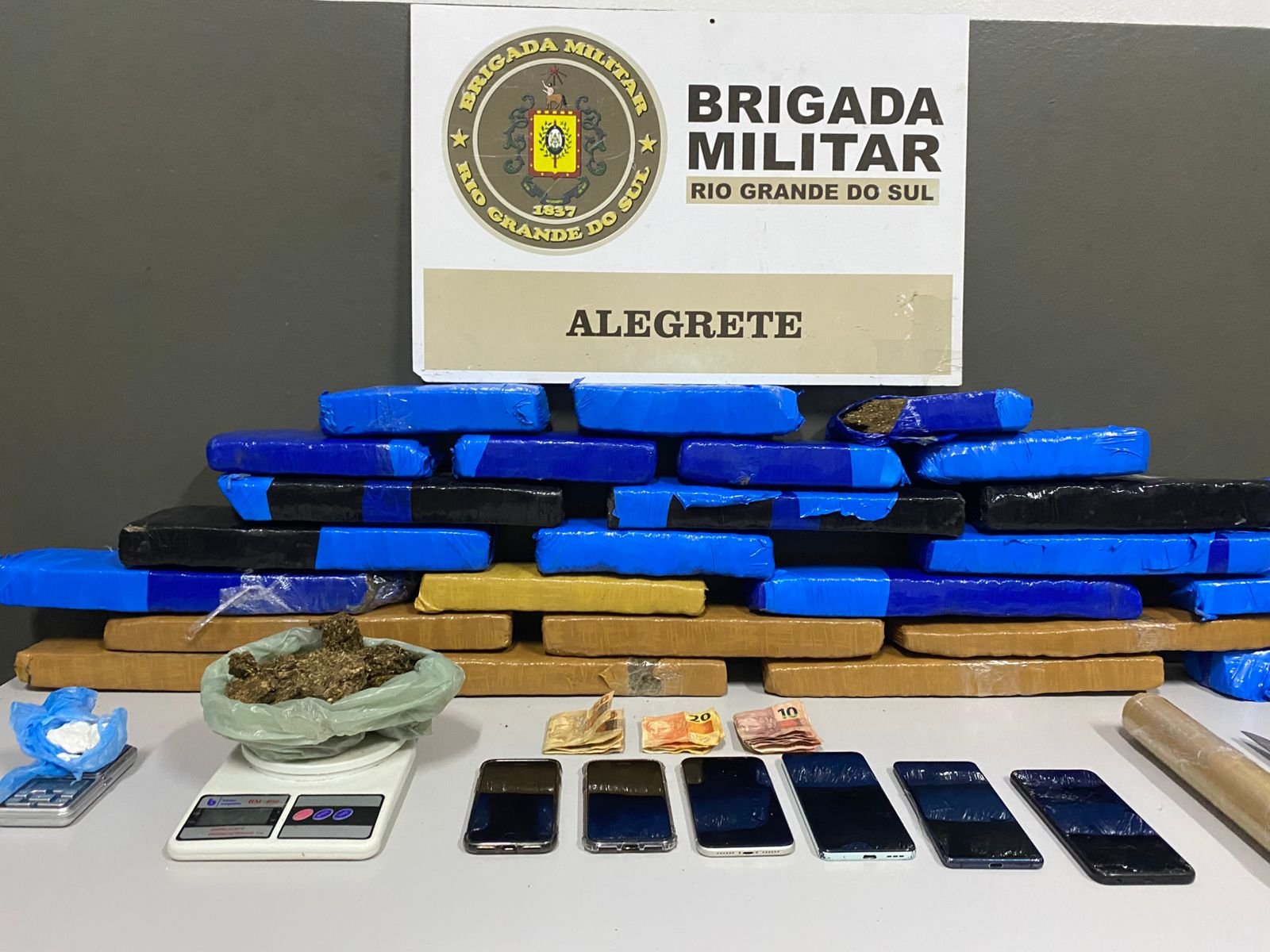 Em mais uma ação que deixou os traficantes mais acuados que cusco em rodeio, os homens da Brigada fizeram o que sabem melhor: limpar nosso pago de quem comercializa veneno na querência