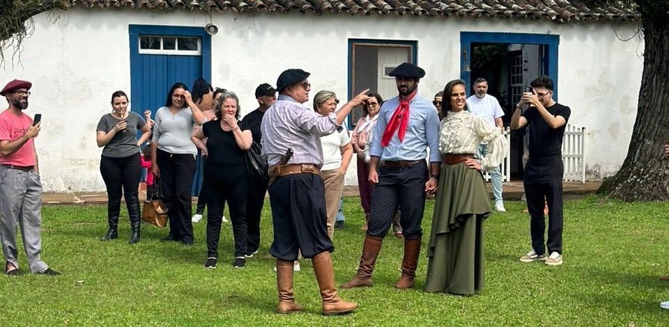 Da cidade grande pro campo aberto: visitantes de todo Brasil enfrentam até temporal pra viver um dia de autêntico gaúcho na Estância Sá Britto, guiados pelo guri da fronteira que conquistou o Brasil