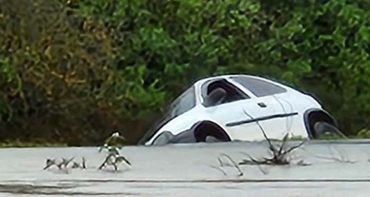 Vivente que vinha do Parové teve que lidar com uma surpresa mais traiçoeira que cobra no capim alto quando se deparou com água na pista