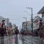 Nem a água que caía dos céus afugentou os alegretenses que fizeram questão de prestigiar o casal mais querido da querência