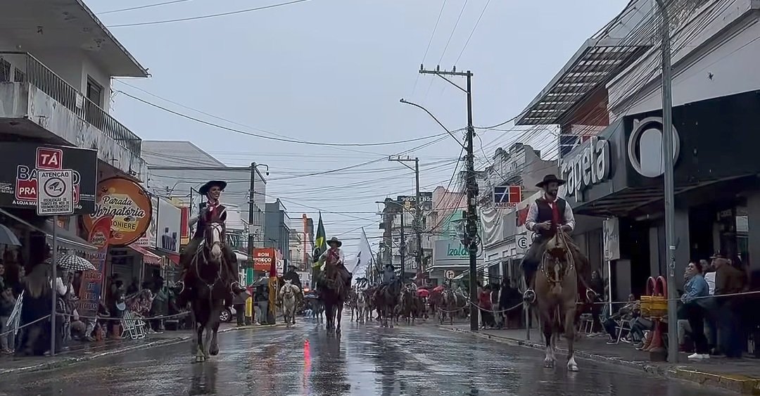 Nem a água que caía dos céus afugentou os alegretenses que fizeram questão de prestigiar o casal mais querido da querência