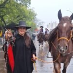 No desfile que encharcou Alegrete, a determinação de uma chinoca tradicionalista virou o maior espetáculo da nossa querência