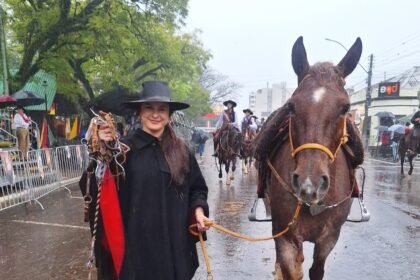 No desfile que encharcou Alegrete, a determinação de uma chinoca tradicionalista virou o maior espetáculo da nossa querência