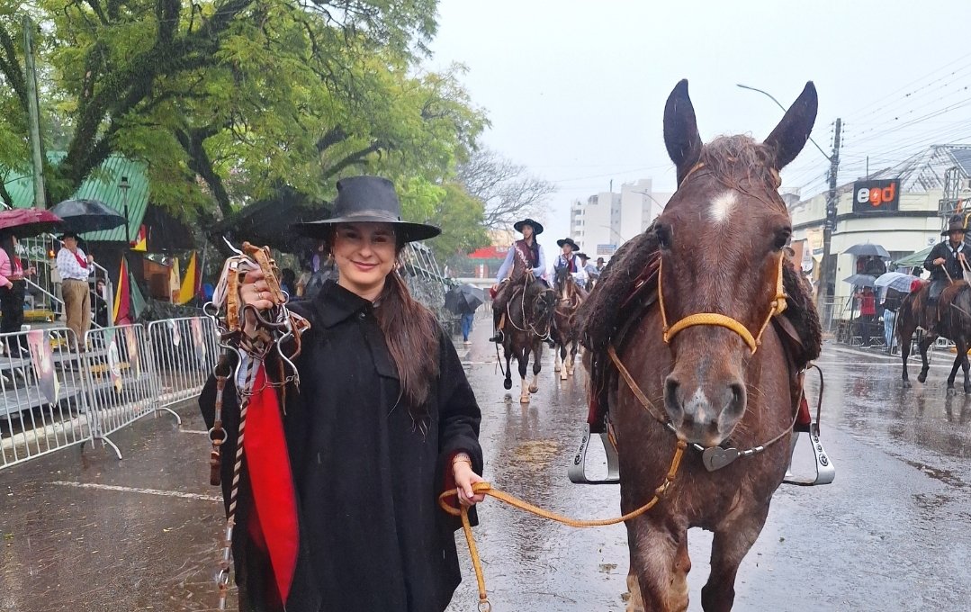 No desfile que encharcou Alegrete, a determinação de uma chinoca tradicionalista virou o maior espetáculo da nossa querência