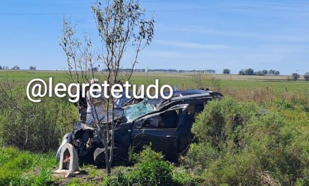 Na estrada que corta nossa querência, entre Alegrete e Uruguaiana, um sinistro de respeito mostrou que até nos momentos de perigo, a fé gaúcha segue firme como guarda-mangueira em rodeio