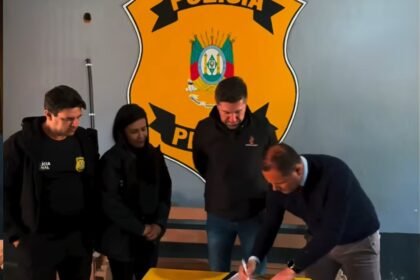 De chimarrão na mão, autoridades assinaram no Presídio Estadual o novo acordo que vai dar uma baita ajuda pra deixar nossa querência mais limpa que pátio de CTG em dia de festa