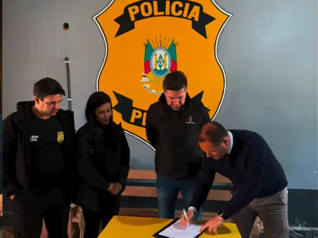 De chimarrão na mão, autoridades assinaram no Presídio Estadual o novo acordo que vai dar uma baita ajuda pra deixar nossa querência mais limpa que pátio de CTG em dia de festa