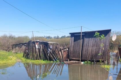 Depois de dar um banho nas várzeas e fazer viventes abandonarem seus pagos, o Ibirapuitã finalmente baixou a crista e voltou pra dentro do seu leito, mas deixou serviço pra gurizada das margens