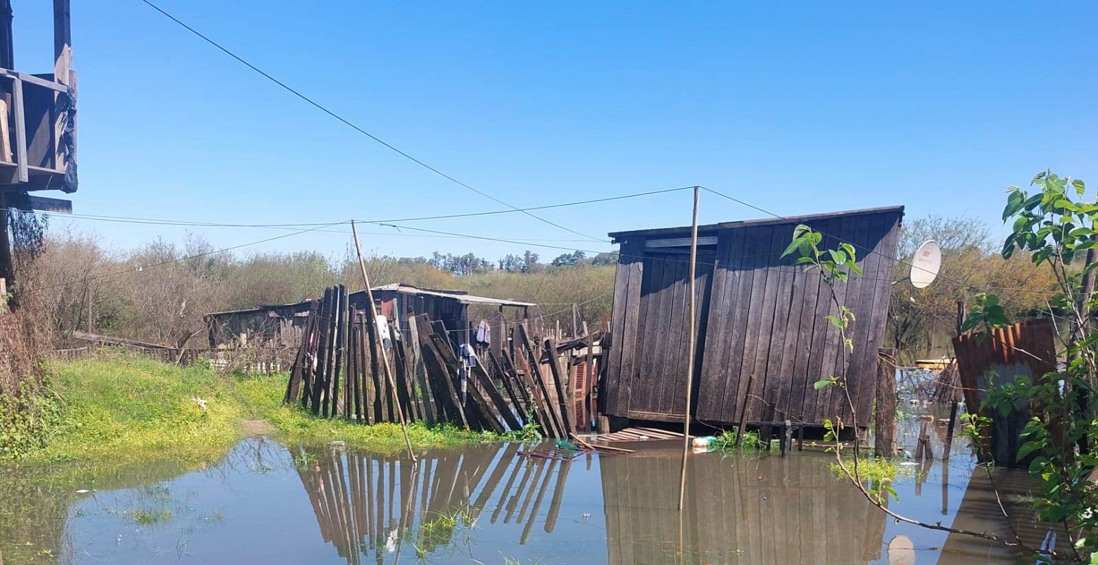 Depois de dar um banho nas várzeas e fazer viventes abandonarem seus pagos, o Ibirapuitã finalmente baixou a crista e voltou pra dentro do seu leito, mas deixou serviço pra gurizada das margens