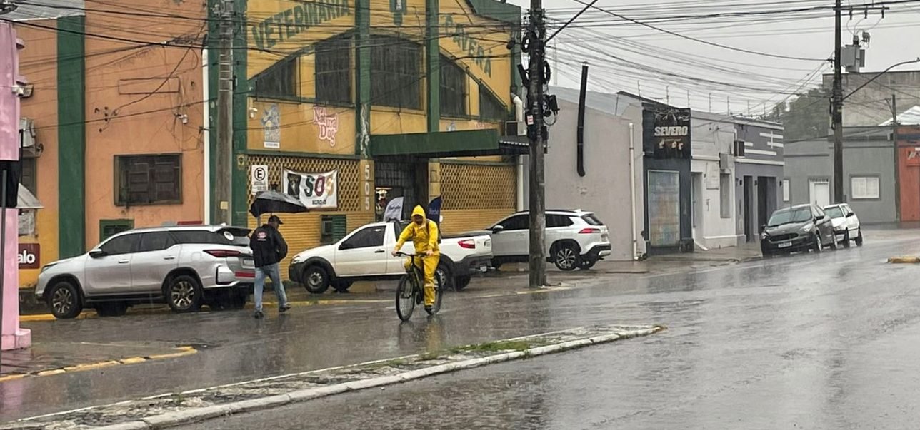 Depois de um início de semana molhado que deixou a campanha mais verde que alfafa nova, o minuano traz o sol de volta pra secar as bombachas dos alegretenses