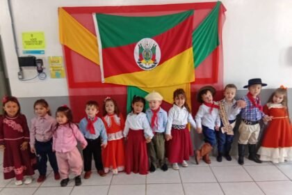 No rincão vizinho, os pequenos gaúchos da EMEI Maria Veni Lottermann estão aprendendo o valor das tradições com um chimarrão feito de filtro de café e um baile que deixaria qualquer CTG de bombacha arriada