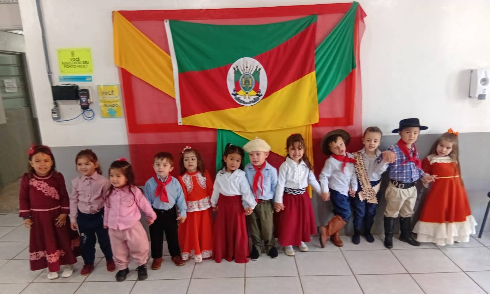 No rincão vizinho, os pequenos gaúchos da EMEI Maria Veni Lottermann estão aprendendo o valor das tradições com um chimarrão feito de filtro de café e um baile que deixaria qualquer CTG de bombacha arriada