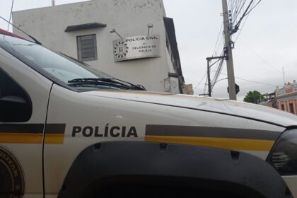 Num entardecer de sexta-feira, quando a querência alegretense se preparava pro descanso, um guri de 25 janeiros acabou experimentando as algemas da Brigada