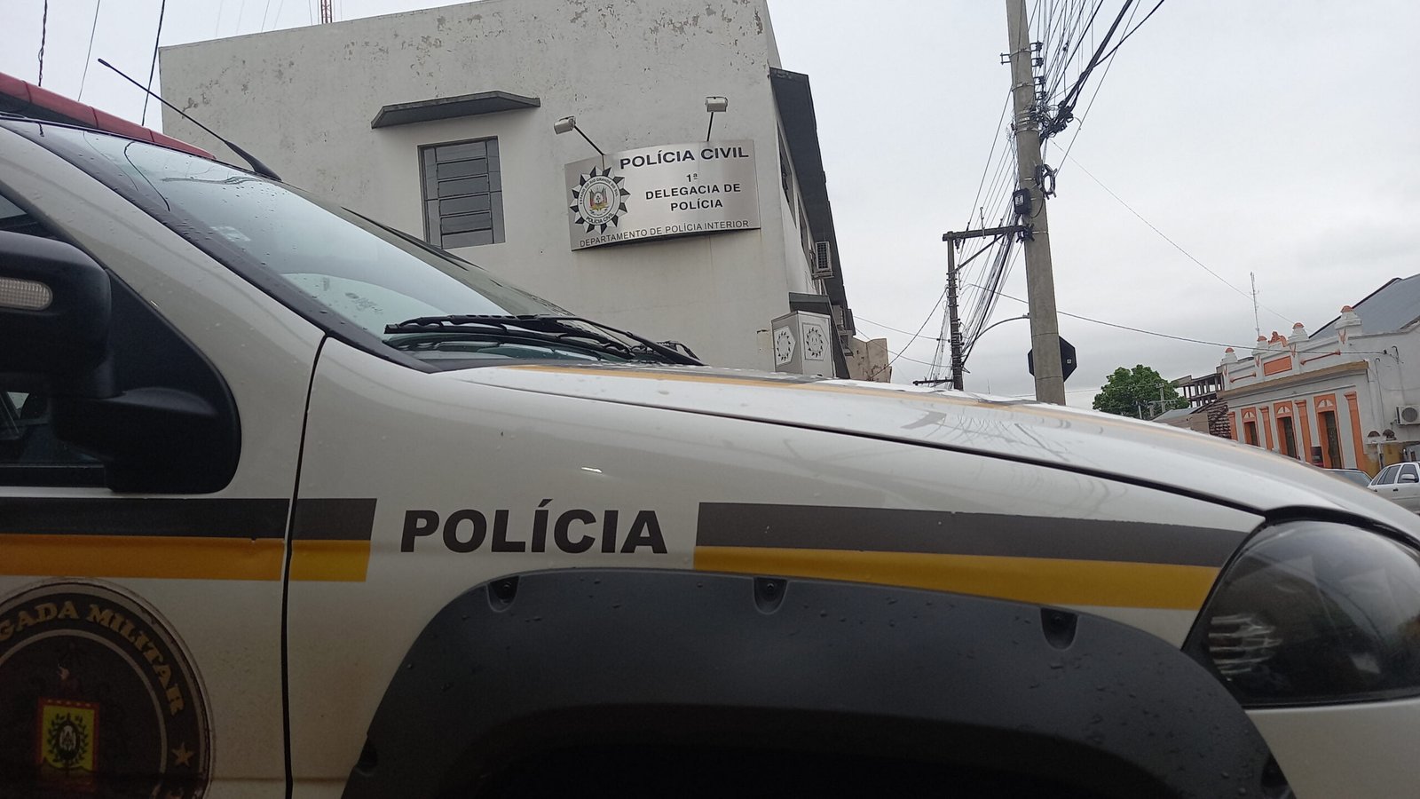 Num entardecer de sexta-feira, quando a querência alegretense se preparava pro descanso, um guri de 25 janeiros acabou experimentando as algemas da Brigada