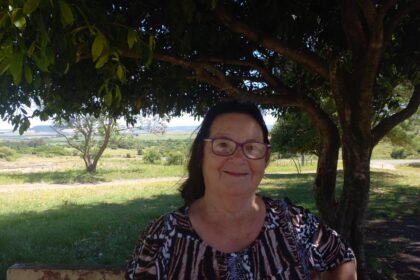 A costureira mais querida do Macedo, que vestiu gerações de alegretenses, agora enfrenta um entrevero com a saúde que tá mais difícil que domar potro xucro