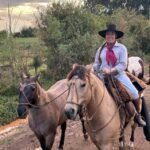 Lá das bandas de Uruguaiana, Daiane Brum Corrêa é exemplo de garra e tradição, galopando firme com a gurizada da 4ª Região enquanto carrega a centelha do orgulho gaúcho