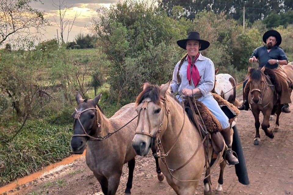 Lá das bandas de Uruguaiana, Daiane Brum Corrêa é exemplo de garra e tradição, galopando firme com a gurizada da 4ª Região enquanto carrega a centelha do orgulho gaúcho