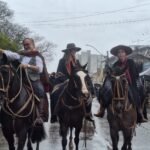 Buenas! Da terra onde o vento faz a curva, saiu um campeiro que trocou o laço pela agulha e hoje veste os maiores figurões da capital. Em 2025, o filho ilustre do Passo Novo volta pra sua querência pra mostrar que bagual da fronteira também sabe costurar!