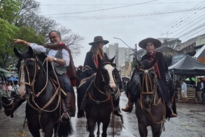 Buenas! Da terra onde o vento faz a curva, saiu um campeiro que trocou o laço pela agulha e hoje veste os maiores figurões da capital. Em 2025, o filho ilustre do Passo Novo volta pra sua querência pra mostrar que bagual da fronteira também sabe costurar!