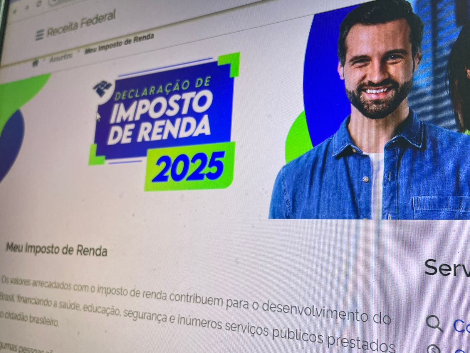 Estudo revela disparidade mais torta que estrada de campanha: quem ganha quatro salários mínimos contribui mais pro governo que os milionários da nossa querência brasileira