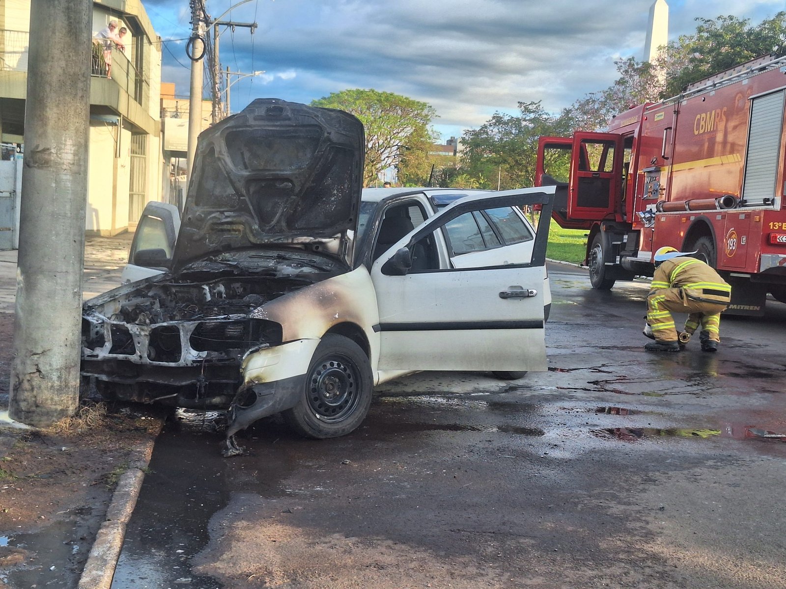Mais ligeira que cusco em dia de trovoada, prenda salta do veículo antes das chamas tomarem conta da taquara