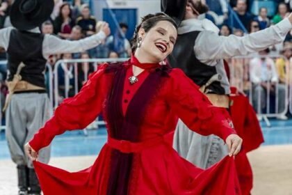 Nos tablados de Santiago, nossos prendas e peões mostraram que dança gaúcha tem endereço certo na Fronteira Oeste