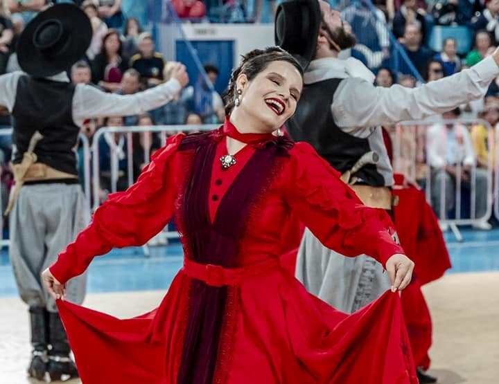 Nos tablados de Santiago, nossos prendas e peões mostraram que dança gaúcha tem endereço certo na Fronteira Oeste