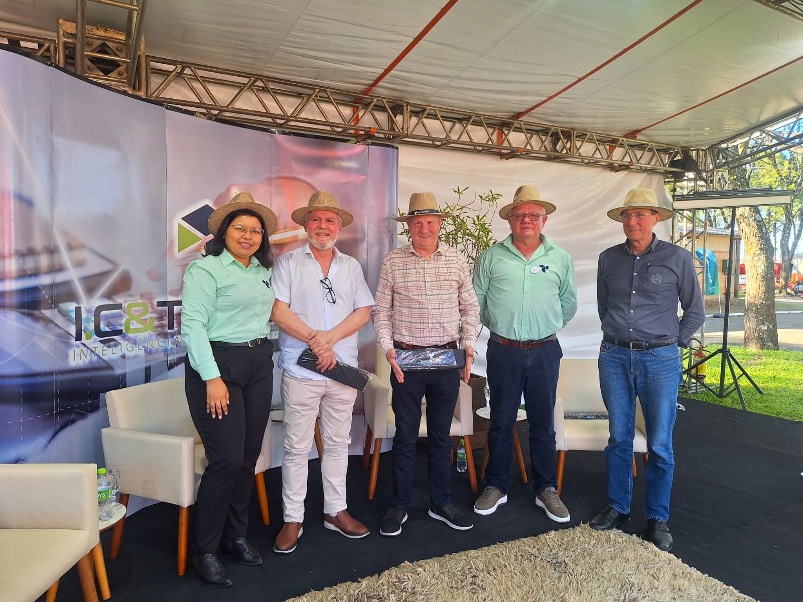 Tchê, lá na 83ª Expofeira de Alegrete, viventes do setor tributário bateram um bom papo pra desamarrar os nós dessa Reforma que tá chegando mais ligeiro que vento minuano