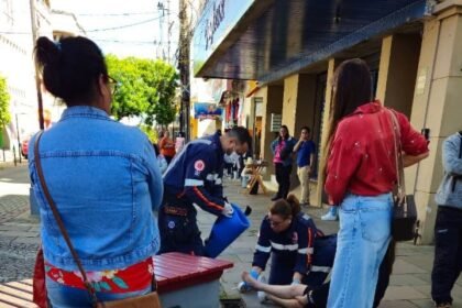 No coração da nossa querência alegretense, um simples passeio virou um causo de arrepiar as bombacha quando uma filha da terra enfrentou os perigos escondidos no Calçadão