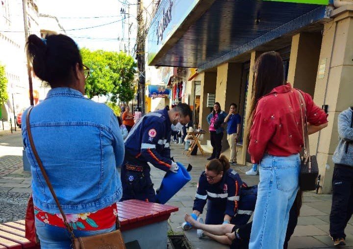 No coração da nossa querência alegretense, um simples passeio virou um causo de arrepiar as bombacha quando uma filha da terra enfrentou os perigos escondidos no Calçadão