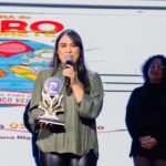 Nos campos de Alegrete, onde o vento minuano embala histórias, uma baita escritora transforma saudade em palavras que abraçam até quem não pode ouvir