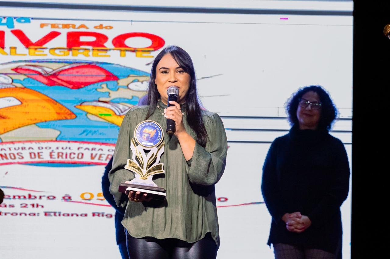 Nos campos de Alegrete, onde o vento minuano embala histórias, uma baita escritora transforma saudade em palavras que abraçam até quem não pode ouvir